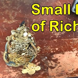 A Small Bag of Riches From The Thrift Store! Gold Tone Mystery Jewelry Unbagging